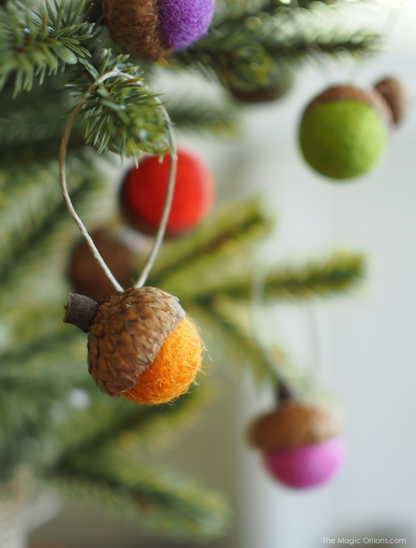 Felted Acorn Ornaments :: DIY Tutorial :: www.theMagicOnions.com