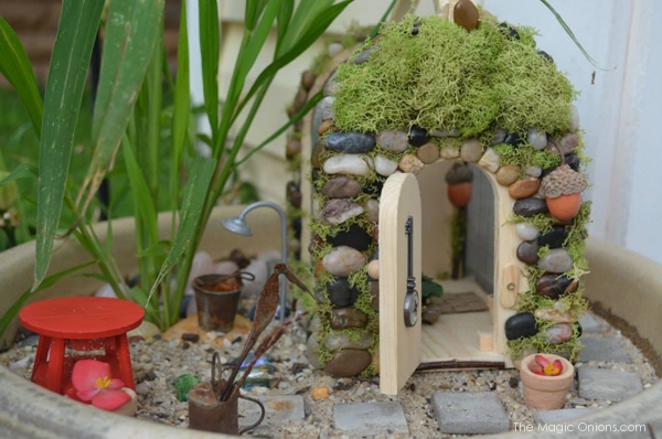 Moss and Acorn Fairy House : Fairy Garden Contest : www.theMagicOnions.com