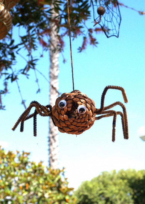 Make a Pine Cone Spider for Halloween : www.theMagicOnions.com