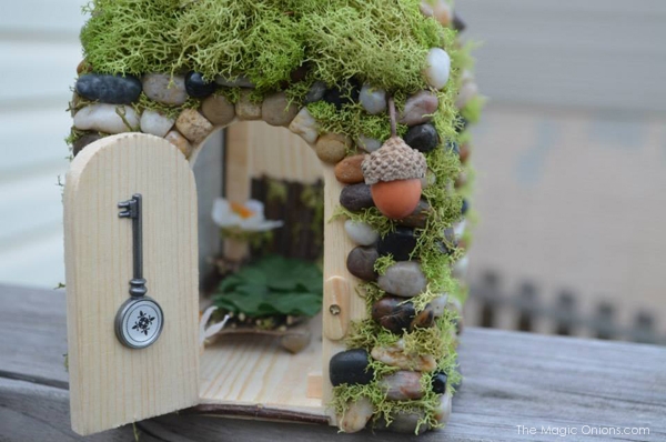 Moss and Acorn Fairy House : Fairy Garden Contest : www.theMagicOnions.com
