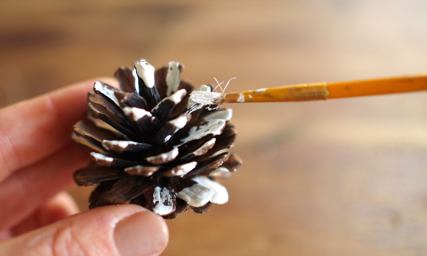 DIY Snowy Pine Cone Christmas Garland Tutorial : www.theMagicOnions.com