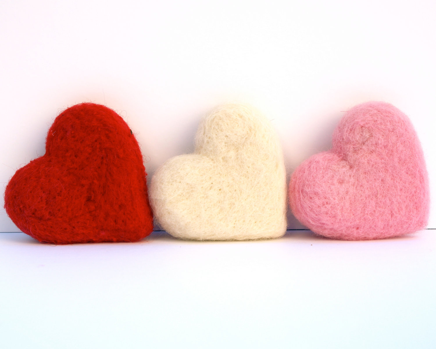 Tutorail : Needle Felted Hearts using a cookie cutter : www.theMagicOnions.com