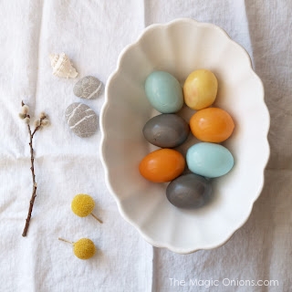 How To Dye Easter Eggs Naturally : www.theMagicOnions.com